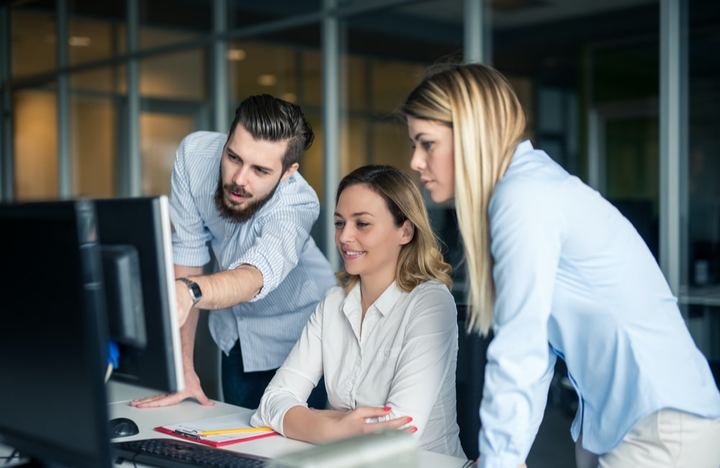 Equipo de trabajo automatizando procesos