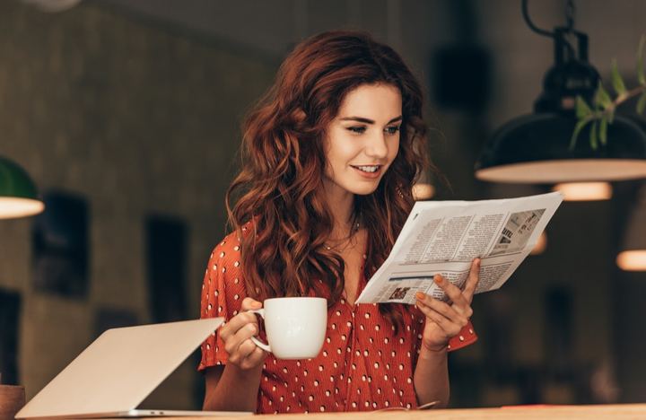Emprendedora leyendo prensa escrita
