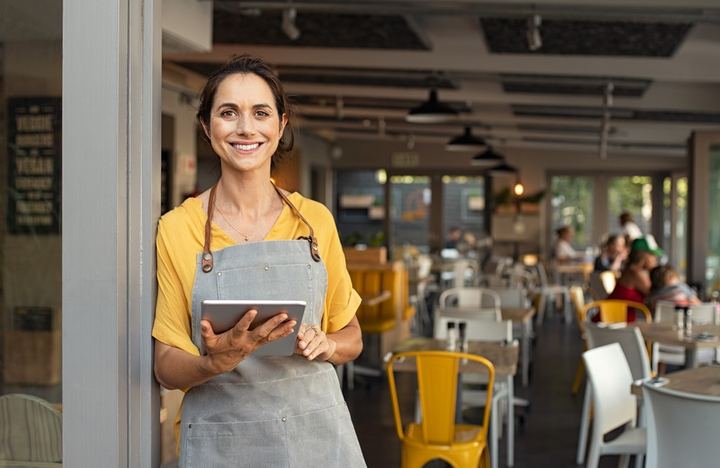 Mujer digitalizando su negocio