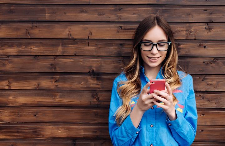 Emprendedora manejando las redes de su empresa