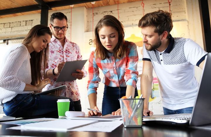 Grupo de personas creando una estrategia de marketing digital