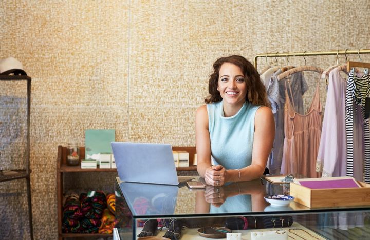 Emprendedora impulsando su negocio de ropa por medio de Marketing Digital