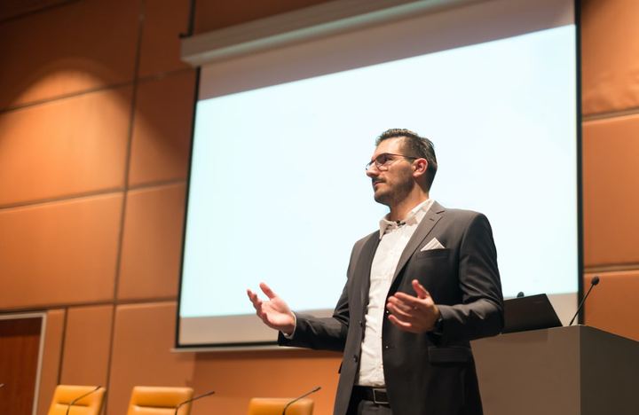 Empresario dando un discurso sobre su empresa