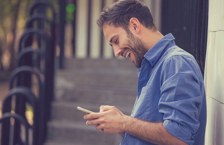 Emprendedor posteando en sus redes sociales
