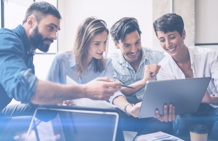 Socios analizando los beneficios del marketing digital para su empresa