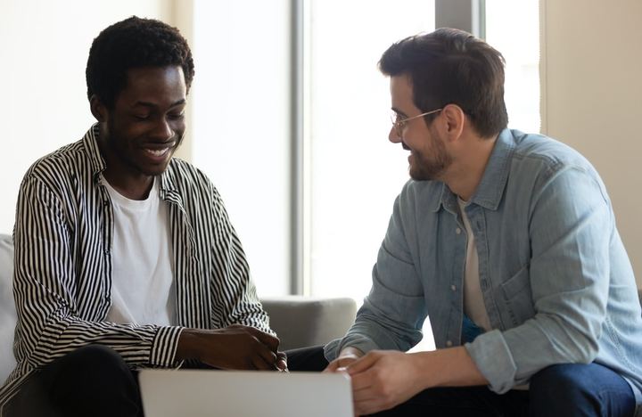 Amigos discutiendo sobre el marketing de afiliados