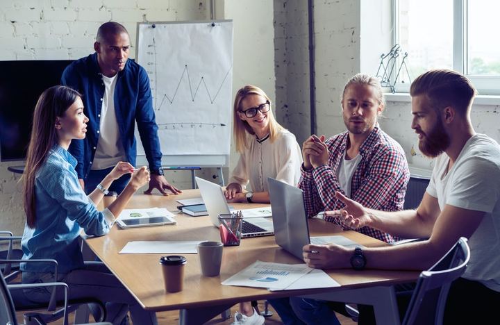 Equipo de trabajo creando una estrategia de posicionamiento