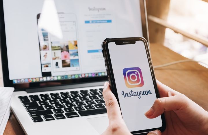 Hombre ingresando a su cuenta de Instagram