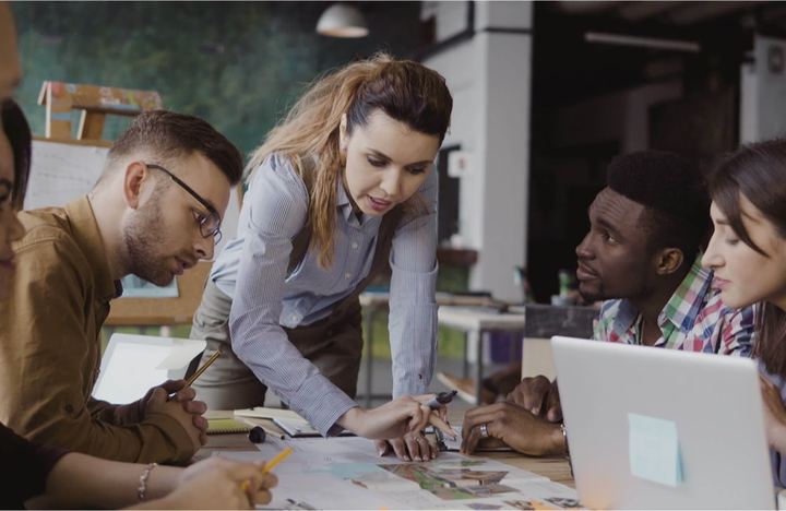Emprendedora liderando su equipo de trabajo