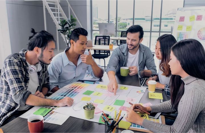 Equipo de trabajo desarrollando el branding de la empresa