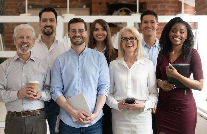 Equipo de Marketing trabajando en estrategias para atraer clientes