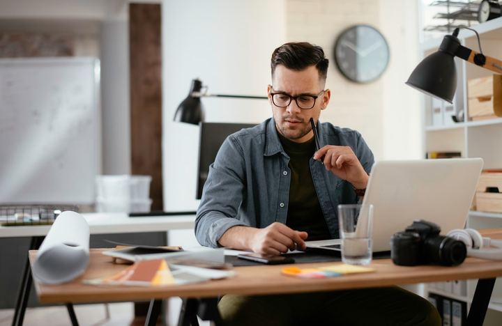 Hombre en su oficina implementando una estrategia para su negocio