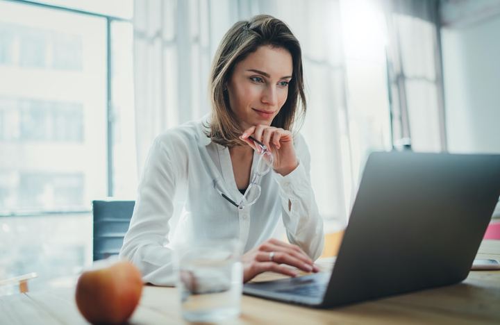 Emprendedora definiendo su mercado objetivo