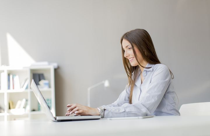 Mujer frente a su computador impulsando su presencia digital