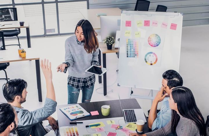 Equipo de trabajo desarrollando una estrategia