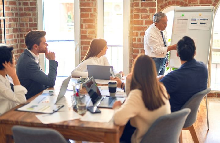 Líderes enviando un comunicado a los trabajadores de digitalización