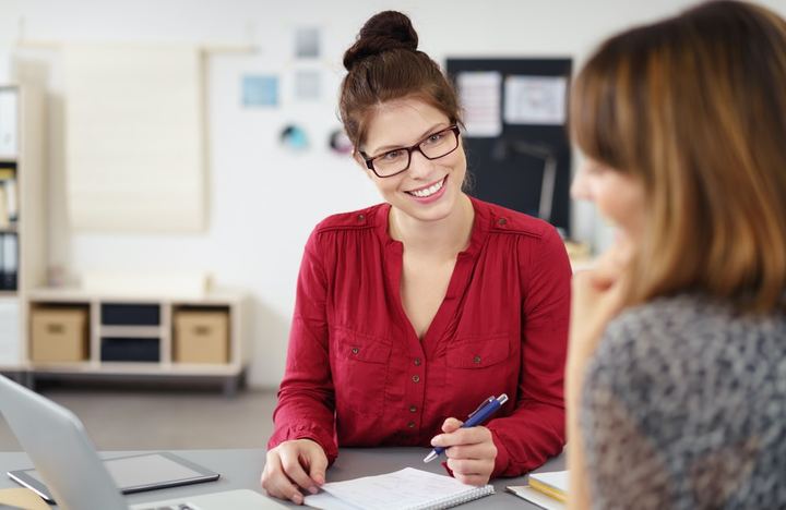 Emprendedora realizando consultorías