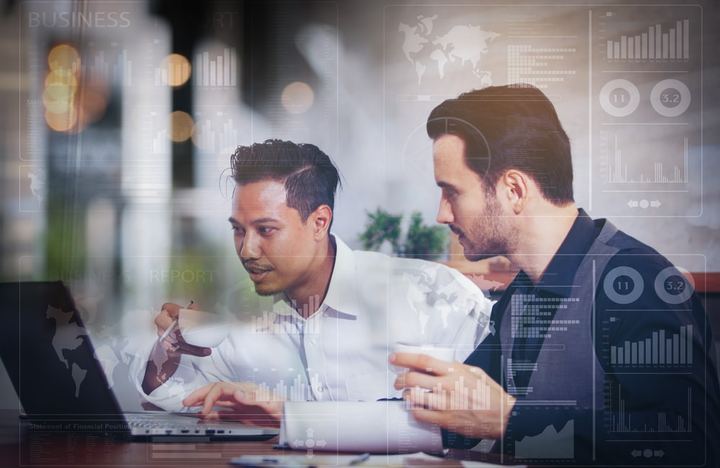 Empresarios analizando la estrategia de su negocio