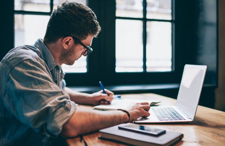 Redactor creando contenido para una marca
