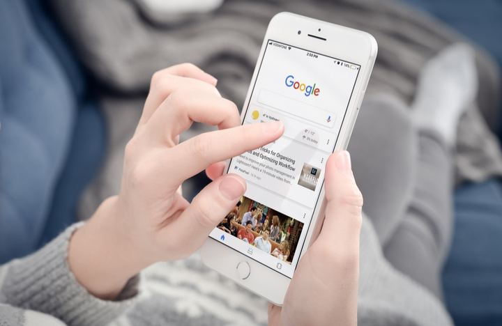 Persona buscando en Google
