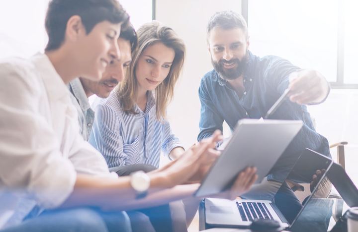 Equipo realizando una investigación de mercado