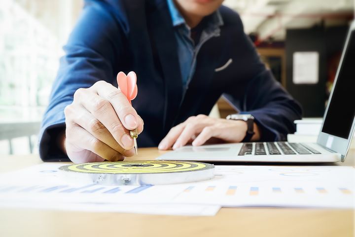 Trabajador señalando su objetivo
