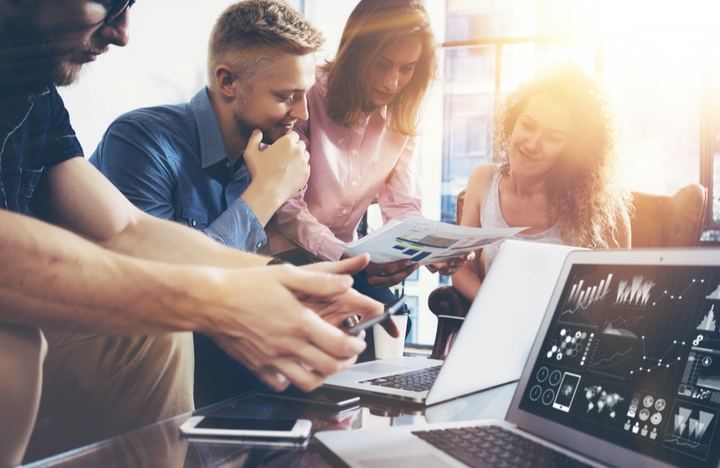 Trabajadores apoyando la transformación digital