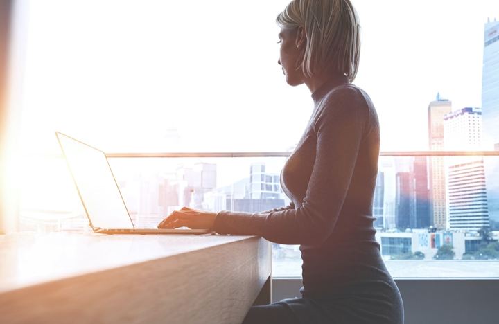 Mujer de negocios manejando las redes sociales de su negocio