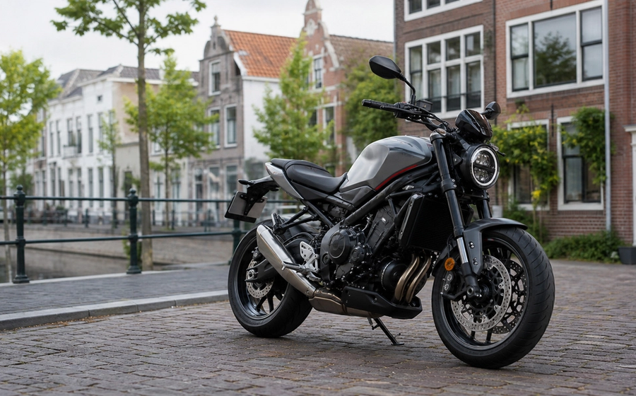 Moderne motor op een nette Nederlandse locatie, passend bij een blog over de kosten van motorlease in 2026.