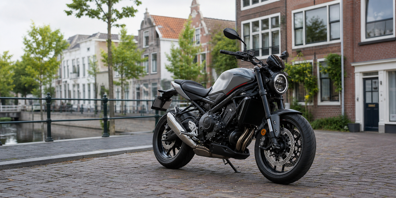 Moderne motor op een nette Nederlandse locatie, passend bij een blog over de kosten van motorlease in 2026.
