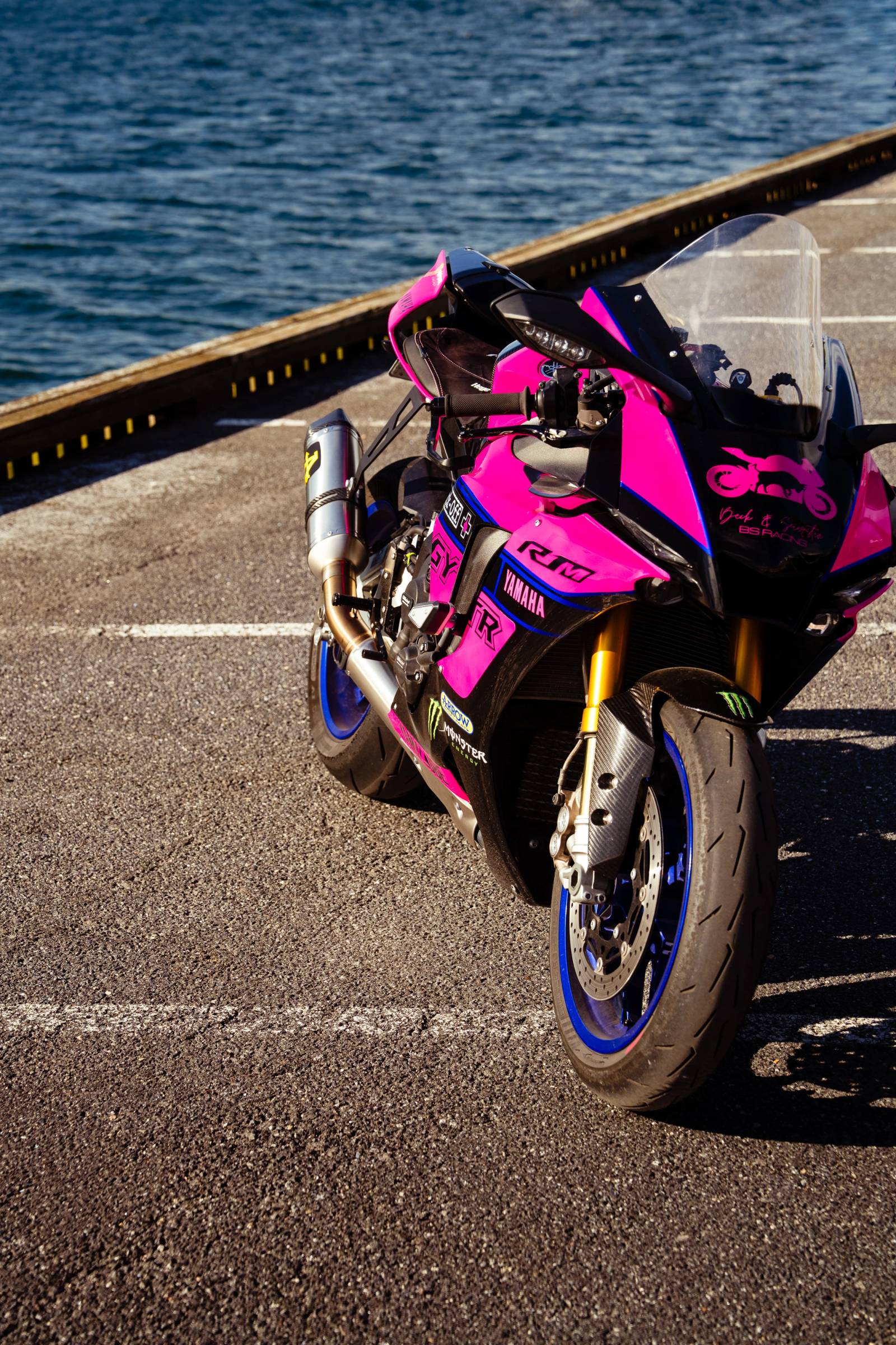 Rosa Yamaha R1M sett forfra på skrå med sjøen bak