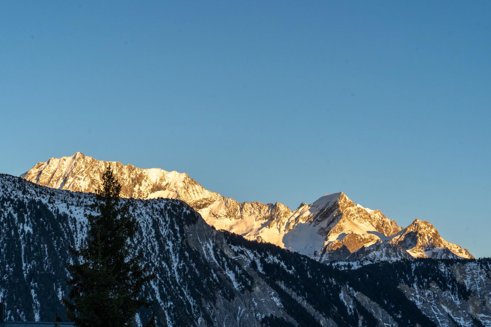 Vue sur les sommets alpins
