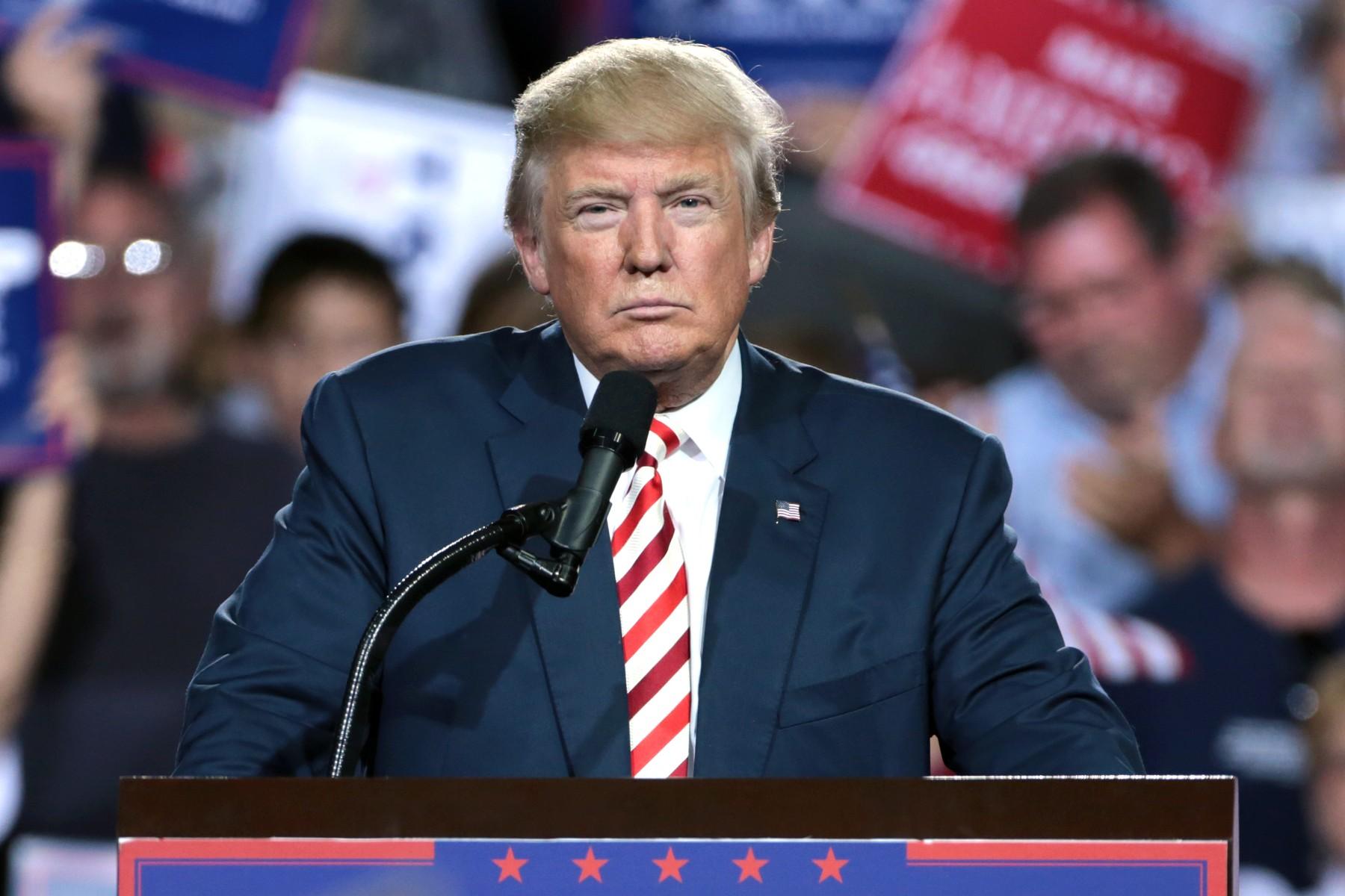 Donald Trump rodeado de imaginería mística del tarot representando su incierto futuro de salud