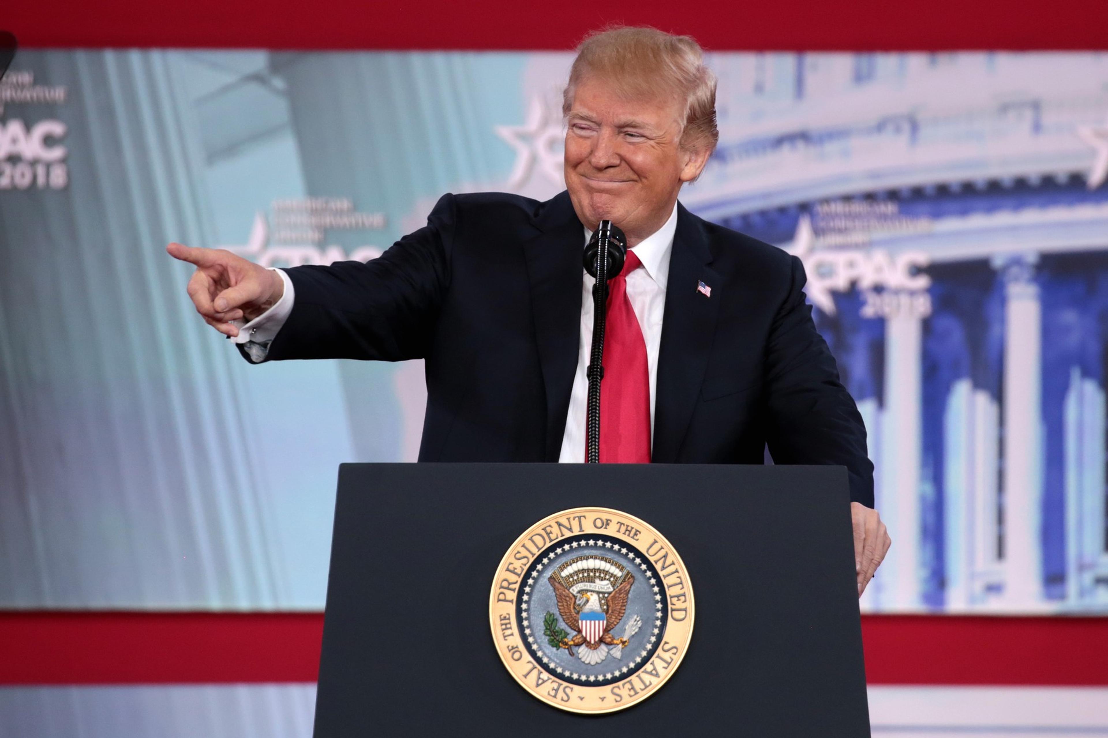 Cartas de tarot revelando El Emperador invertido en una lectura sobre la salud de Trump