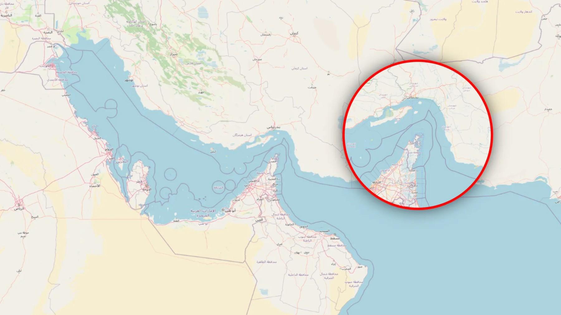 Imagen de tarot cósmica sobre un mapa del Estrecho de Ormuz que evoca las rutas marítimas globales
