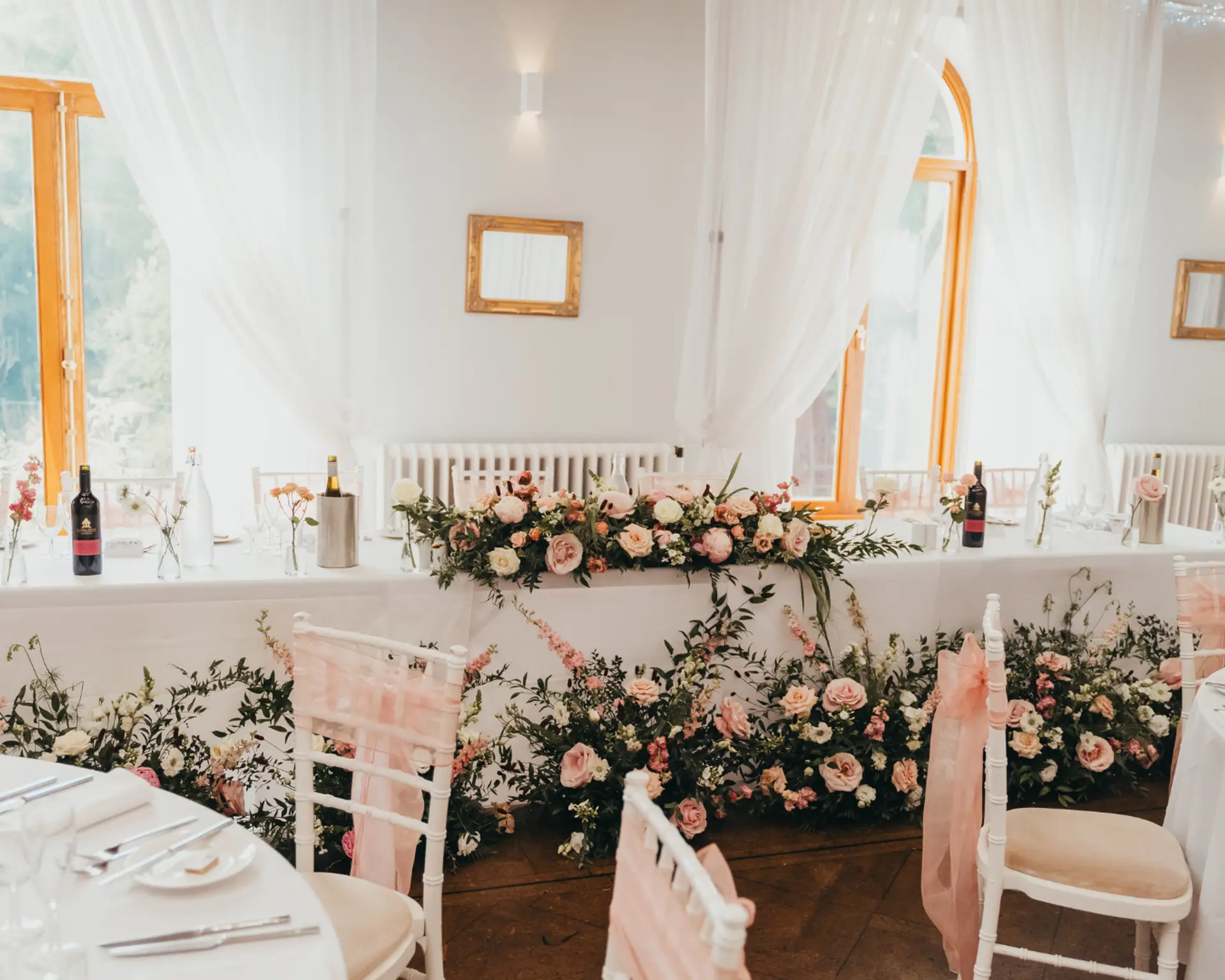 Floral styling at a wedding top table in Salomons Estate