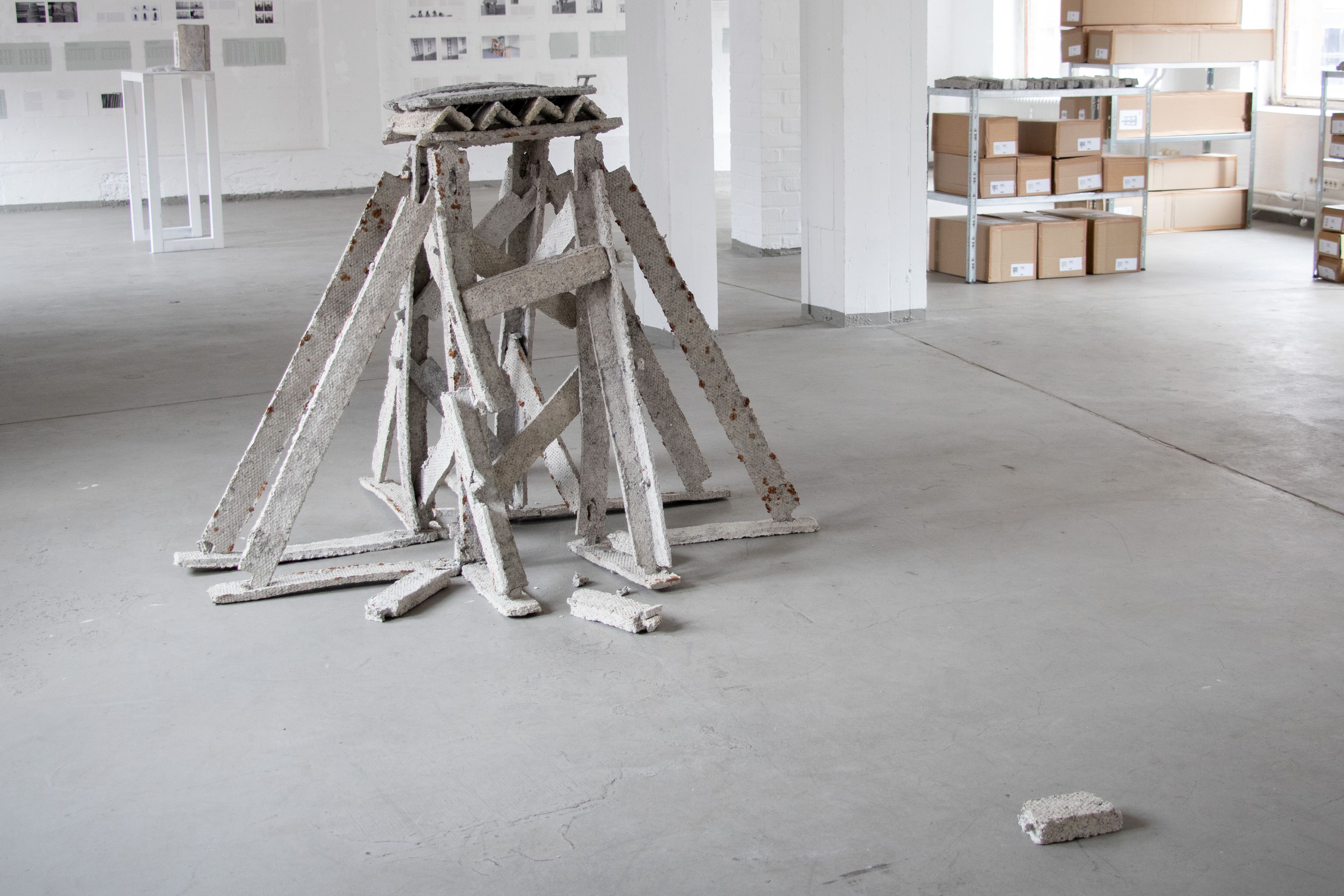 Dorothee Brübach, Grauarbeiten Hochsitz 1, 2022, Objekt-aus-Pappmaché, 150x 130 x 120 cm