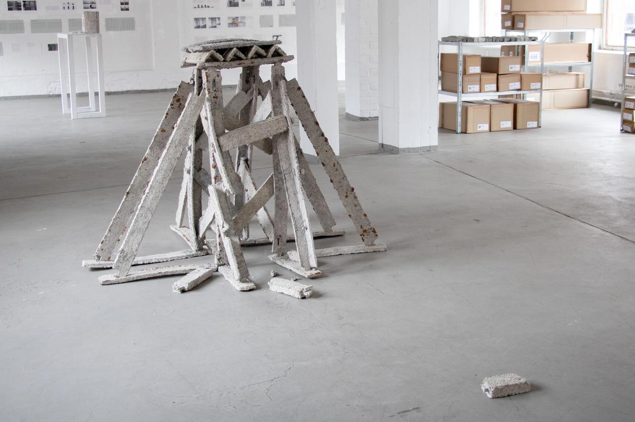 Dorothee Brübach, Grauarbeiten Hochsitz 1, 2022, Objekt-aus-Pappmaché, 150x 130 x 120 cm Dorothee Brübach, Grauarbeiten Hochsitz 1, 2022, Objekt-aus-Pappmaché, 150x 130 x 120 cm