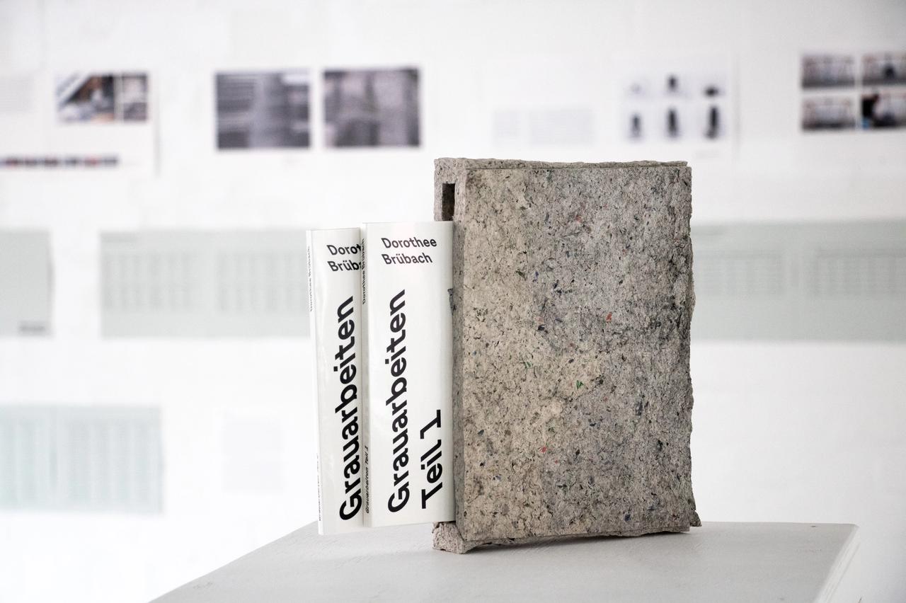 Dorothee Brübach, Grauarbeiten, 2022, Künstler*innenbuch in zwei Teilen (je ca. 80 Seiten), Schuber aus Pappmaché, 25 x 24 x 4 cm und Hörbuch, Länge: 1:47:19 Minuten Dorothee Brübach, Grauarbeiten, 2022, Künstler*innenbuch in zwei Teilen (je ca. 80 Seiten), Schuber aus Pappmaché, 25 x 24 x 4 cm und Hörbuch, Länge: 1:47:19 Minuten