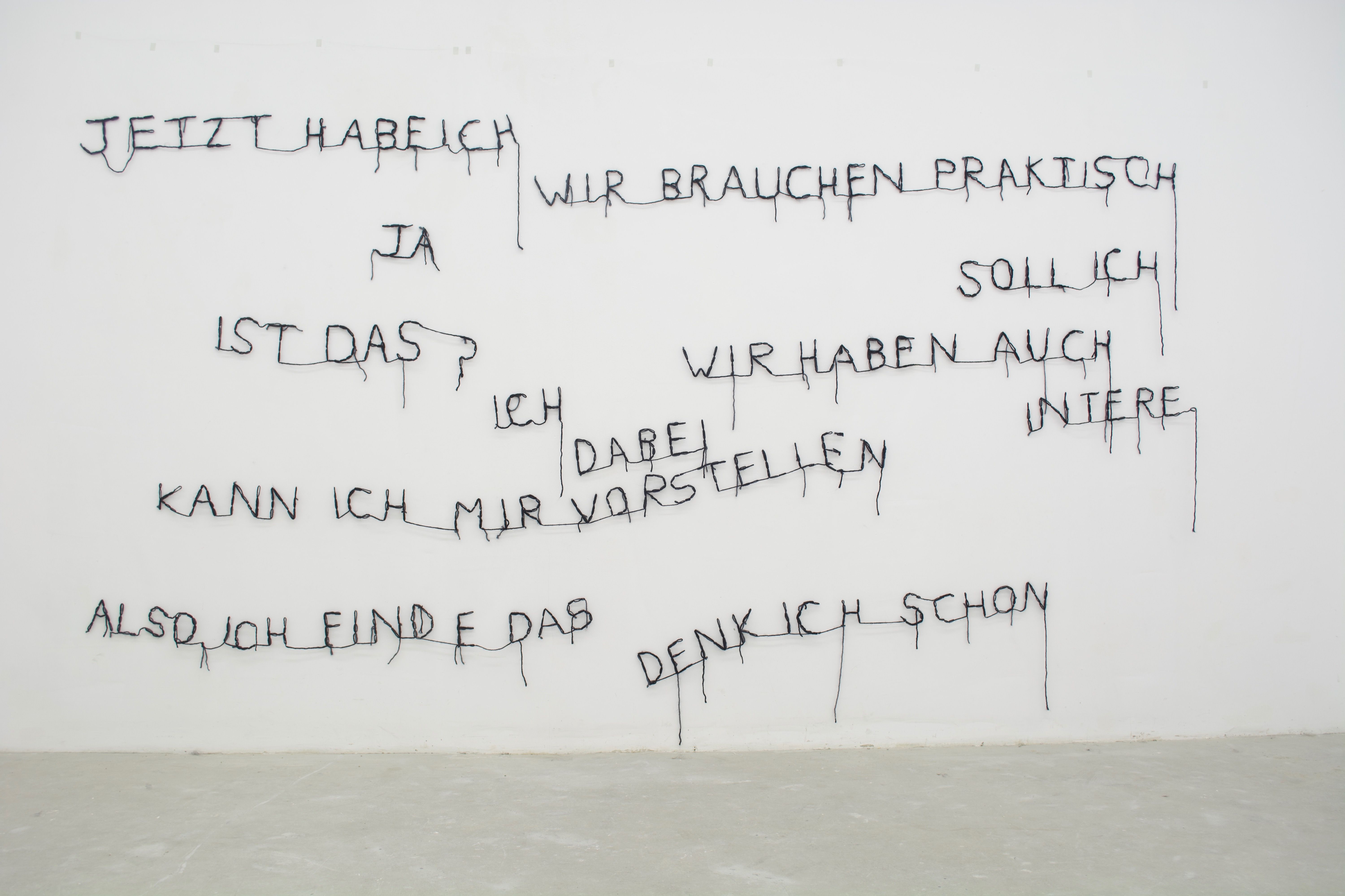 Ana Gómez, I habe den Faden verloren, 2020, Wolle, Tulle, 400 x 250 cm 