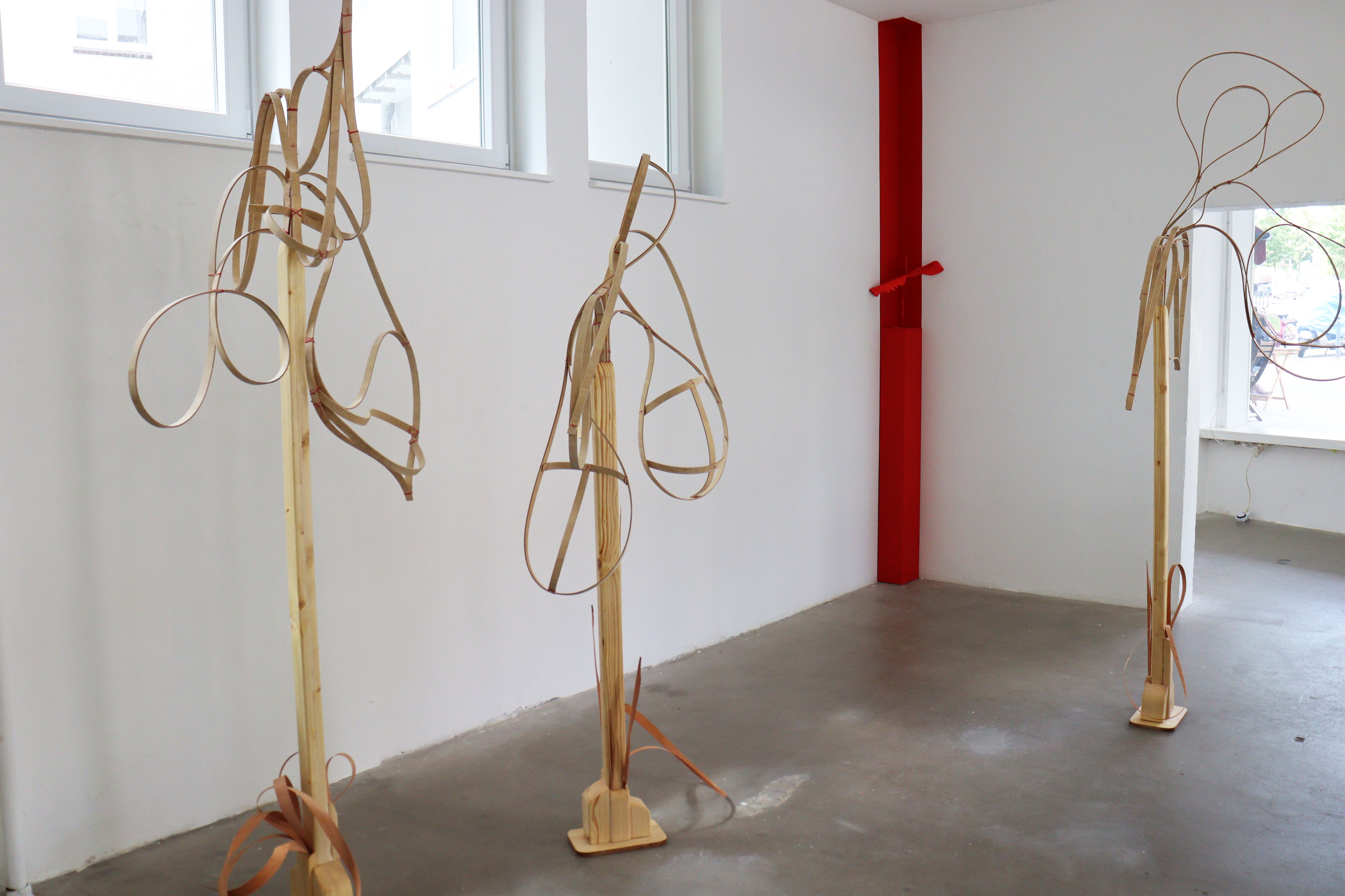 Paola Donato Castillo, Duda (Doubt), 2023,  Wood sculpture, variable sizes