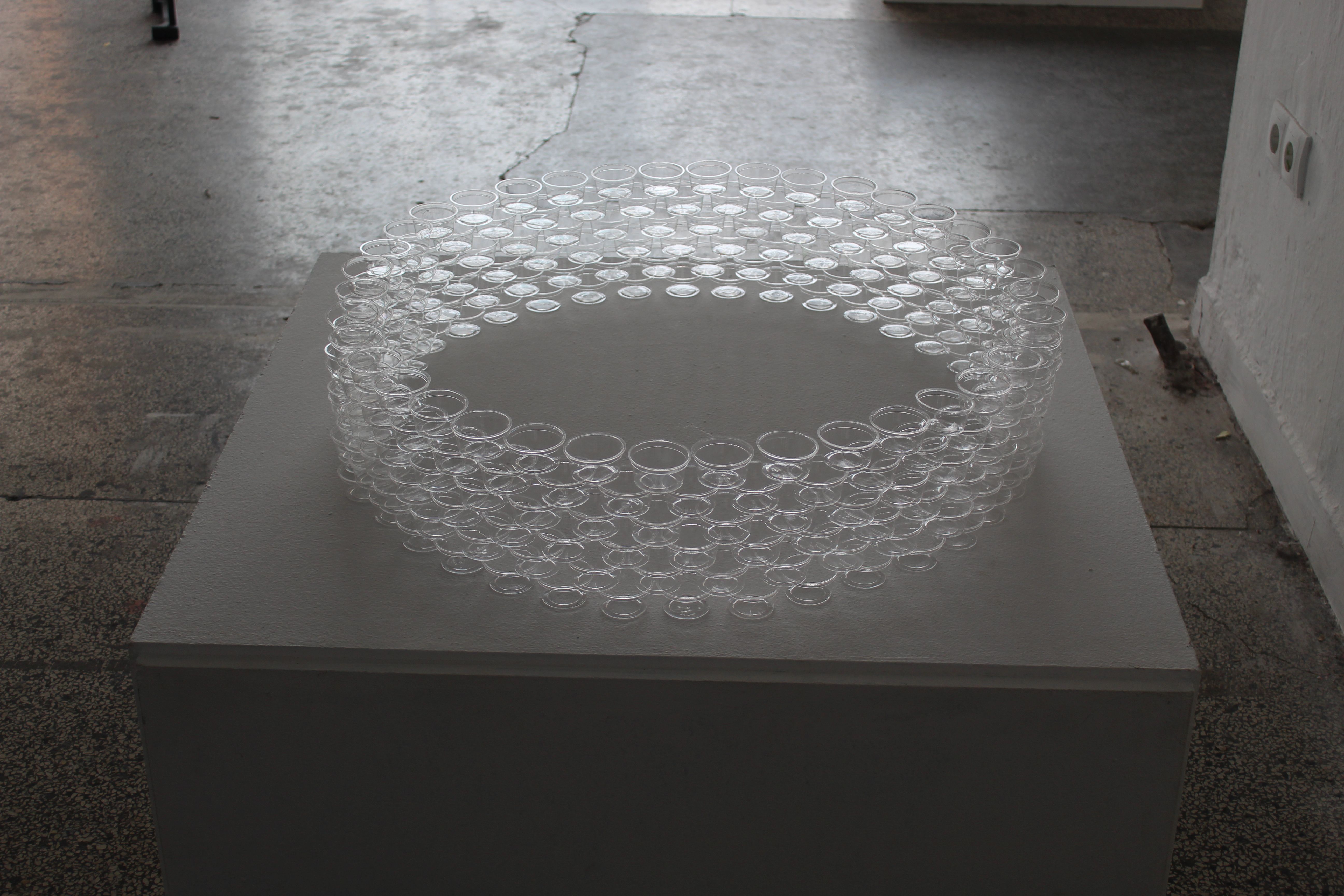 Marie Klabunde, Kleiner Kreis1, 2020, Plastikbecher, Ø 100 cm