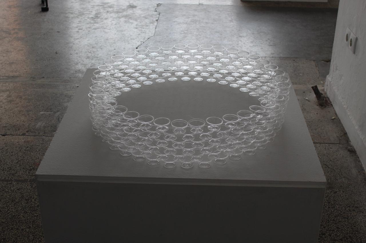 Marie Klabunde, Kleiner Kreis1, 2020, Plastikbecher, Ø 100 cm Marie Klabunde, Kleiner Kreis1, 2020, Plastikbecher, Ø 100 cm