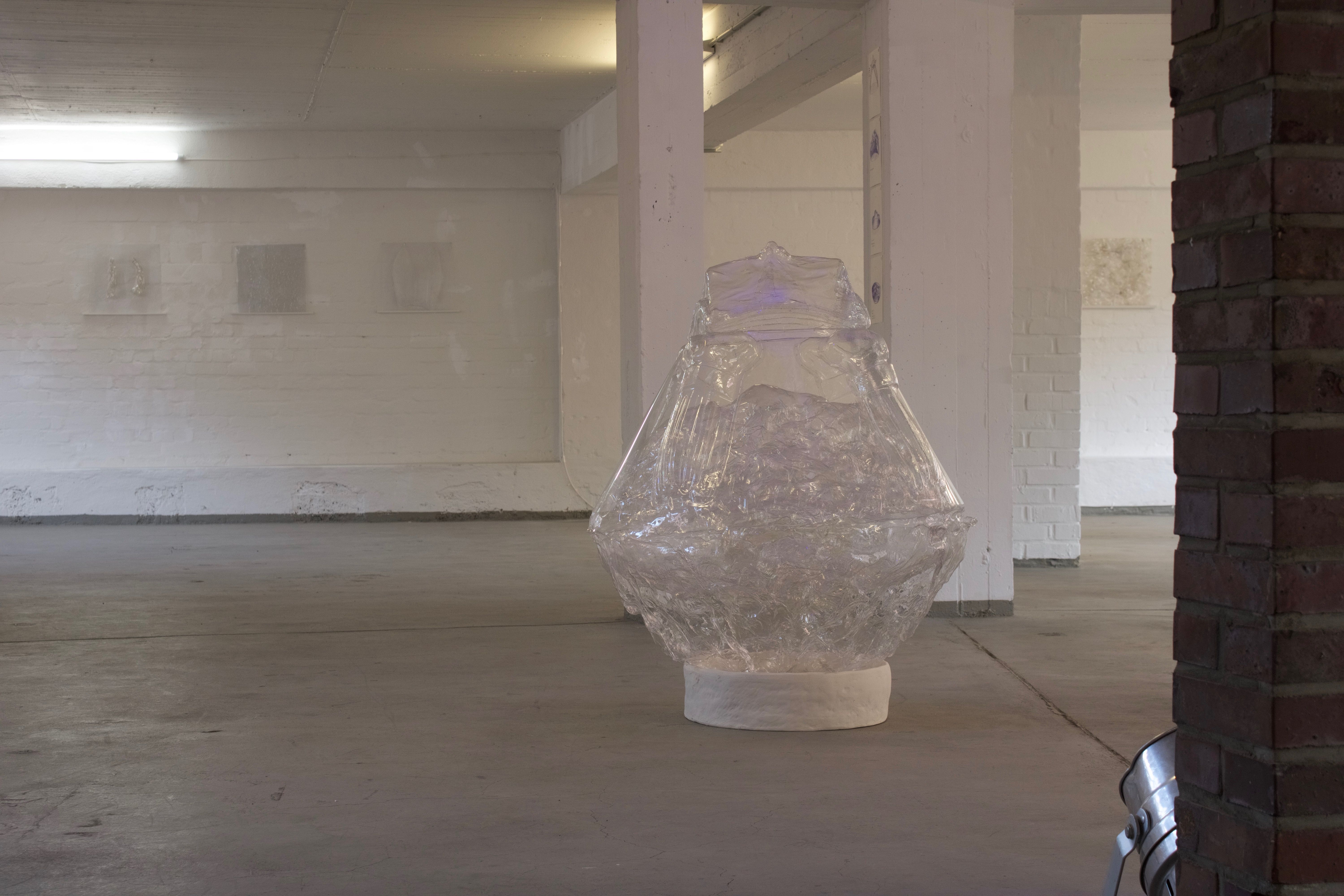 Charlotte Payet, Sphäre, 2021/ 22 Erhitztes PETG, erstellt durch Negativformen aus Ton und Keramiksockel für die Skulptur, 90 cm × 60 cm × 60 cm)