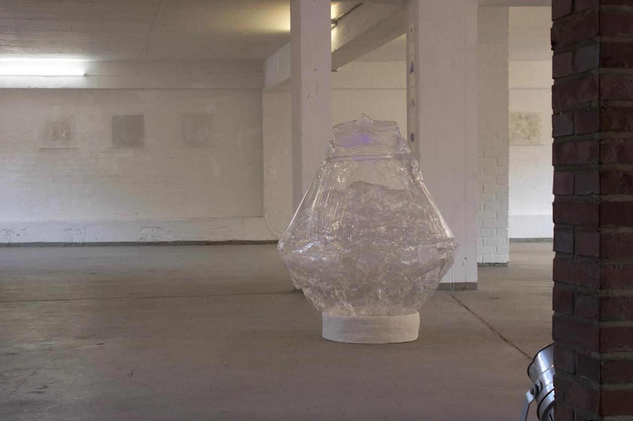 Charlotte Payet, Sphäre, 2021/ 22 Erhitztes PETG, erstellt durch Negativformen aus Ton und Keramiksockel für die Skulptur, 90 cm × 60 cm × 60 cm) Charlotte Payet, Sphäre, 2021/ 22 Erhitztes PETG, erstellt durch Negativformen aus Ton und Keramiksockel für die Skulptur, 90 cm × 60 cm × 60 cm)