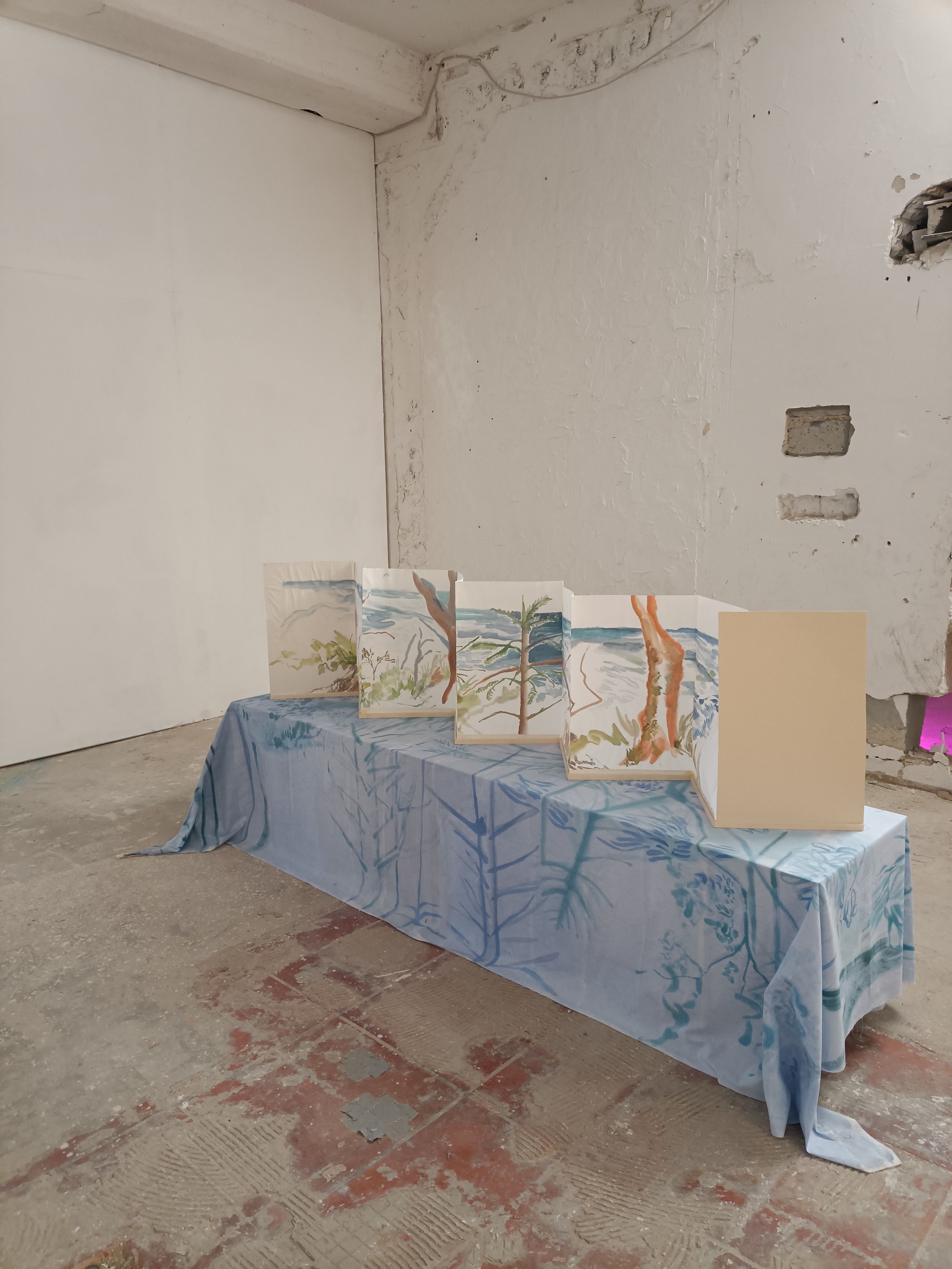 Gabriela Lima da Cunha, Am Morgen, 2022 , Aquarell auf Papier, Holz und Acryl auf Leinwand, 25 × 200 cm