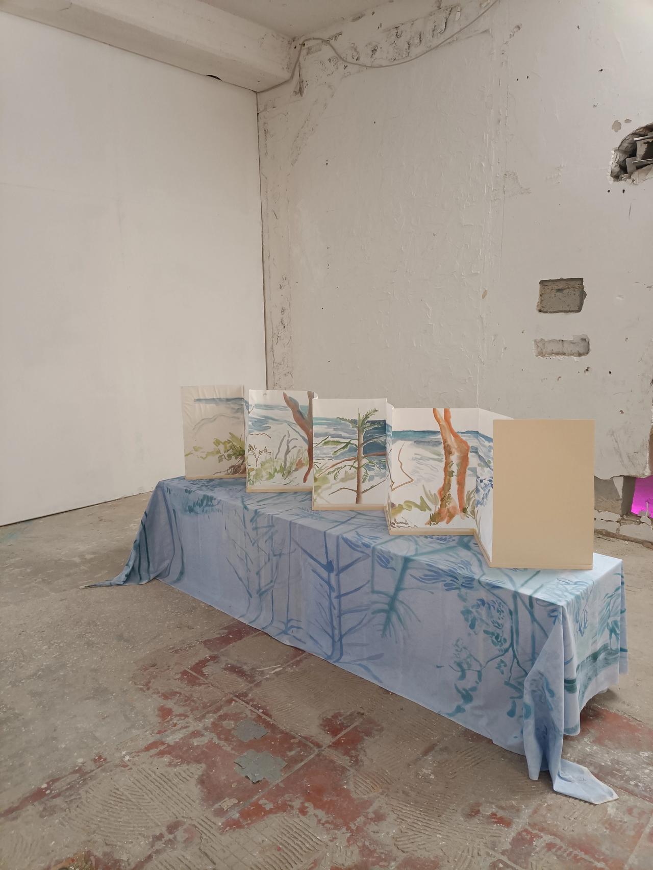 Gabriela Lima da Cunha, Am Morgen, 2022 , Aquarell auf Papier, Holz und Acryl auf Leinwand, 25 × 200 cm Gabriela Lima da Cunha, Am Morgen, 2022 , Aquarell auf Papier, Holz und Acryl auf Leinwand, 25 × 200 cm