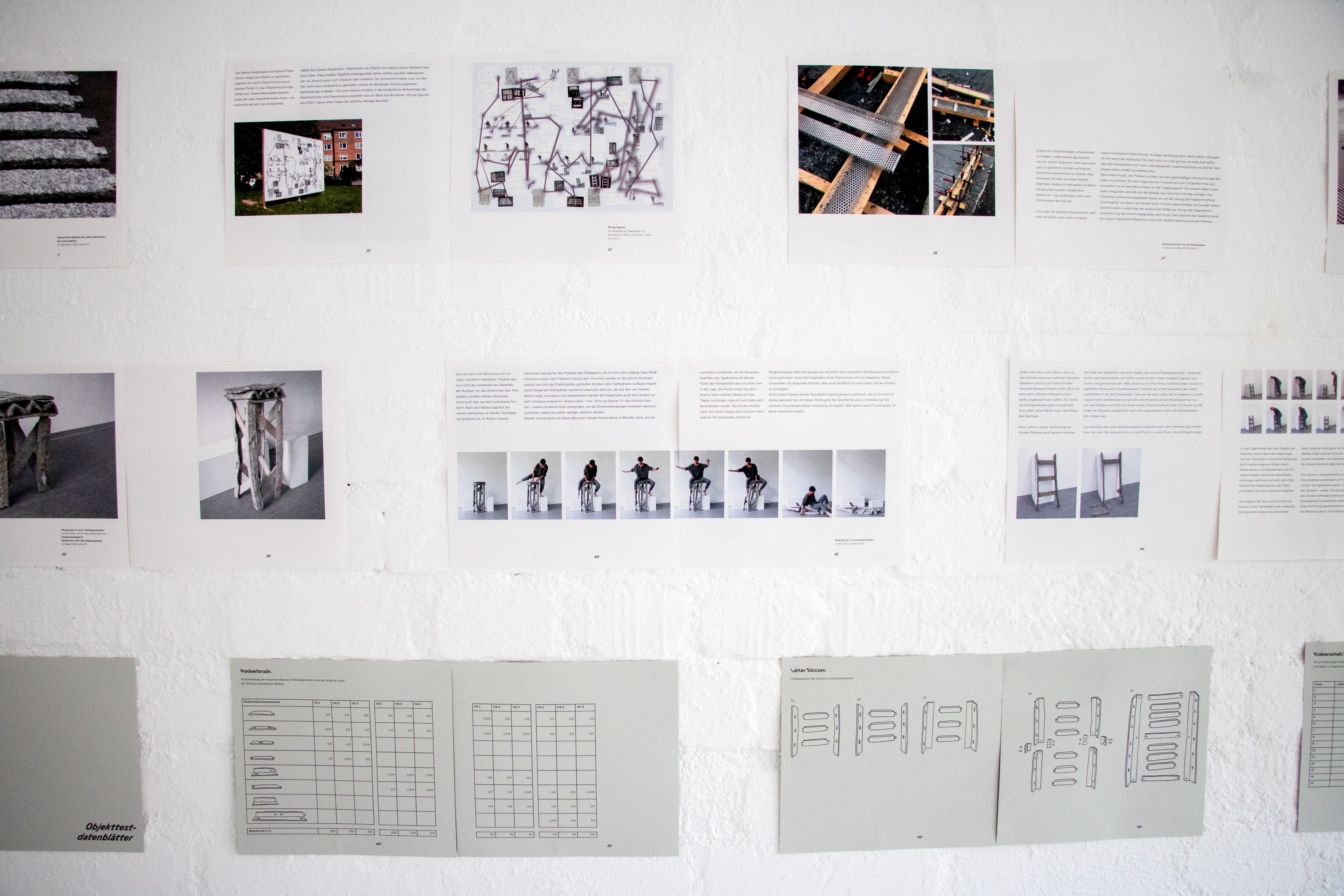 Dorothee Brübach, Grauarbeiten, 2022, Künstler*innenbuch in zwei Teilen (je ca. 80 Seiten), Schuber aus Pappmaché, 25 x 24 x 4 cm und Hörbuch, Länge: 1:47:19 Minuten