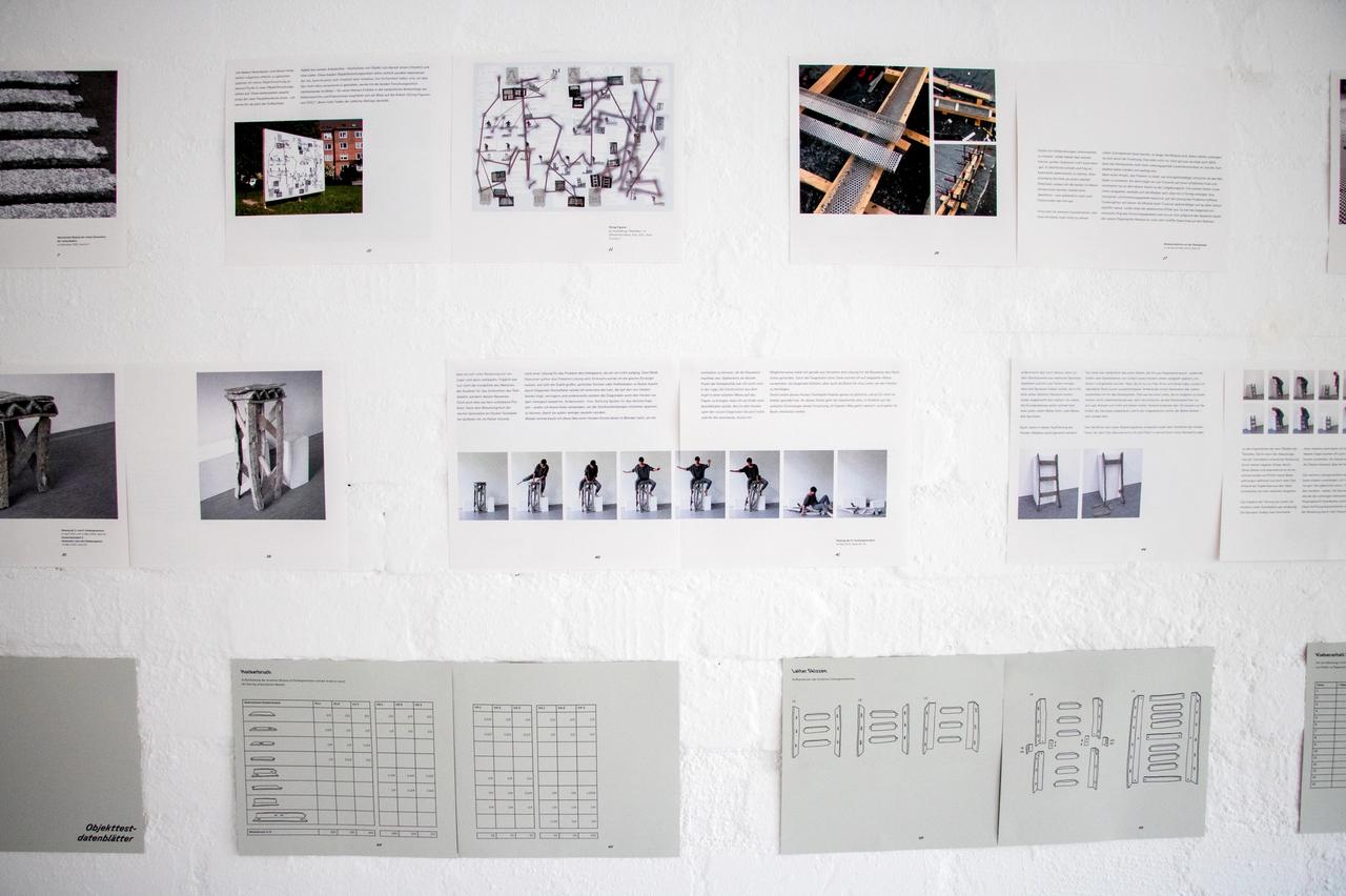 Dorothee Brübach, Grauarbeiten, 2022, Künstler*innenbuch in zwei Teilen (je ca. 80 Seiten), Schuber aus Pappmaché, 25 x 24 x 4 cm und Hörbuch, Länge: 1:47:19 Minuten Dorothee Brübach, Grauarbeiten, 2022, Künstler*innenbuch in zwei Teilen (je ca. 80 Seiten), Schuber aus Pappmaché, 25 x 24 x 4 cm und Hörbuch, Länge: 1:47:19 Minuten