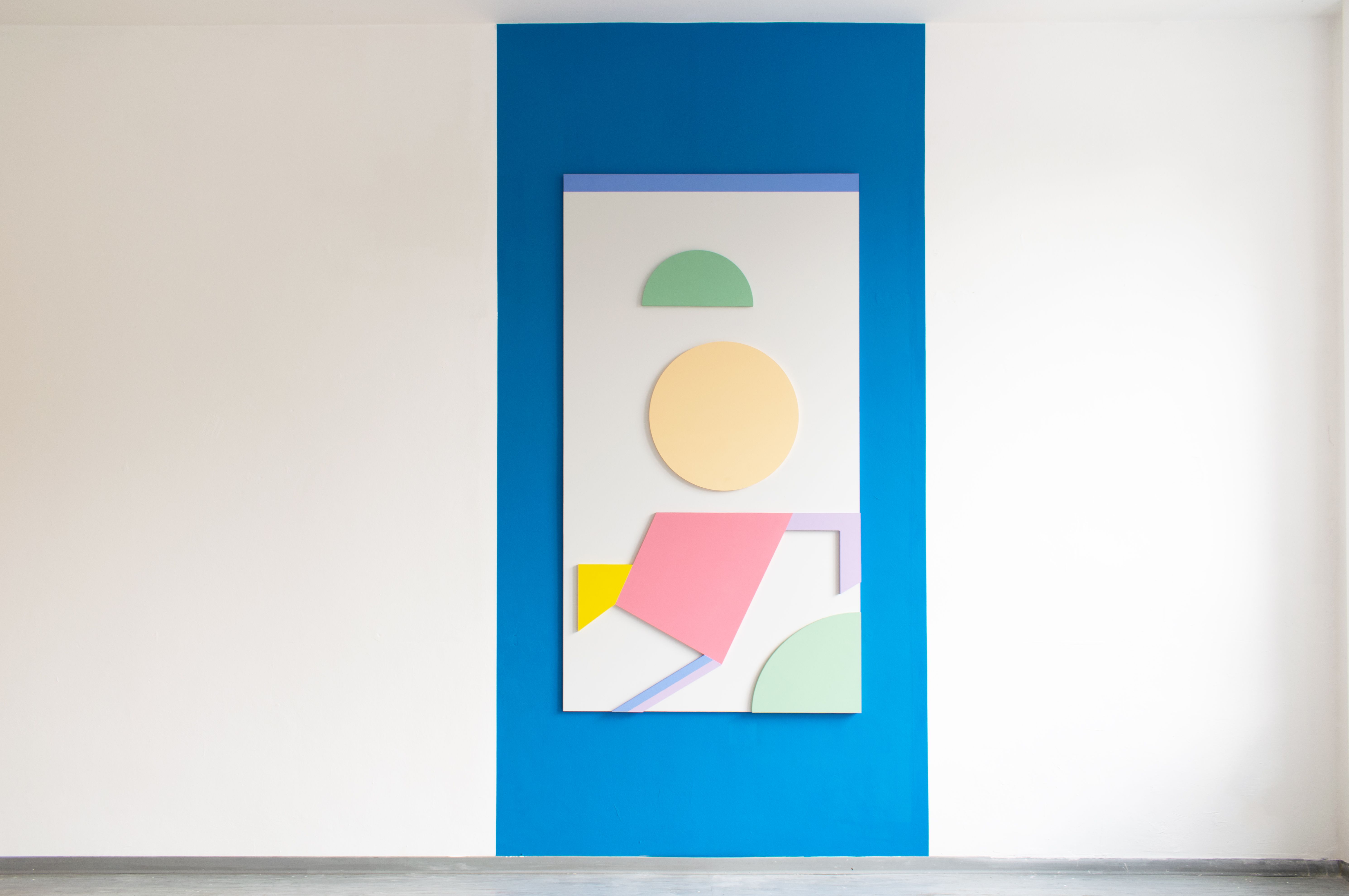 Ana Kostova, Ohne Titel (Emblemata), 2023, Wandfarben, Acryl auf mdf, 305 x 130 cm